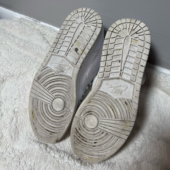 Mens Size 9.5 - Nike Air Jordan 1 Mid 'Triple White' Shoes White 554724-136 - Picture 8 of 8